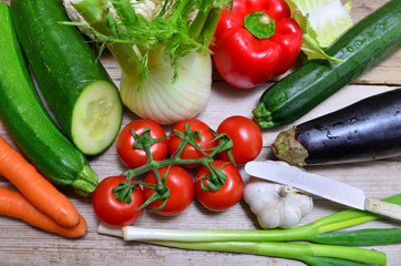 frisches Gemüse auf Holzbrett