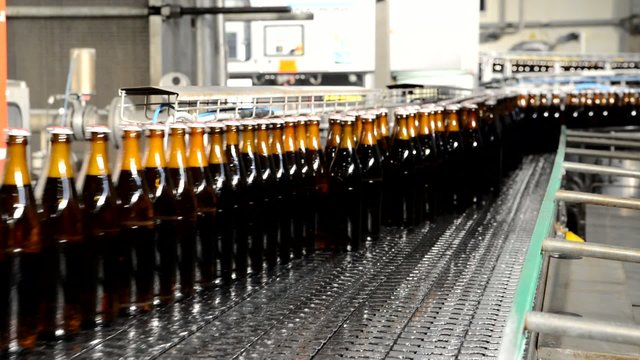Fliessband in Brauerei // Assembly line with beer bottles