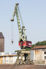 Fototapeta na wymiar D¼wig portowy w Inner Harbour Duisburg, Niemcy