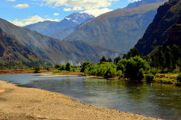 El río Urubamba en el valle Sagrado de los Incas. Perú