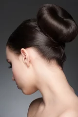 Papier Peint photo Salon de coiffure Brunette with elegant hairstyle