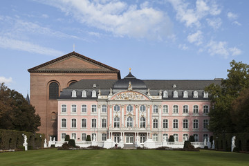 Fototapeta na wymiar Kurfüstliches Palais mit Basilika Trier