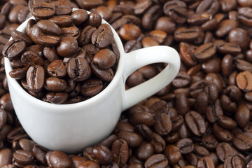 Nahaufnahme einer Tasse mit Kaffeebohnen gefüllt