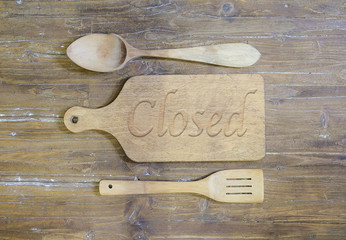 Cutting board with the word, closed.