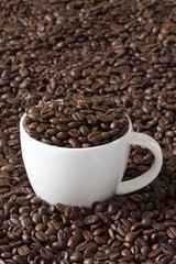 Kaffeetasse gefüllt mit Kaffeebohnen