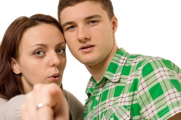 Obraz premium Young couple pointing at the camera