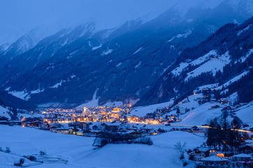 Fototapeta premium Neustift by Night, Verschneites Stubaital vor Corona, abendstimmung mit Dorflichtern von Neustift im Stubaital