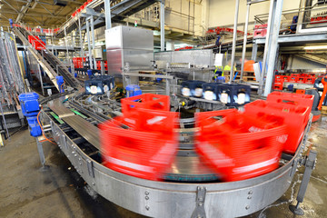 Fliessband in Produktionsanlage - Brauerei // Assembly line