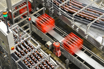 Fliessband in Brauerei // Assembly line with beer bottles