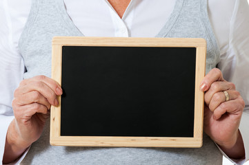 Frau hält Kreidetafel