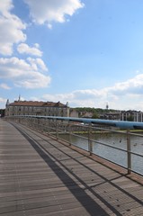 Fototapeta na wymiar Le pont napinacza Bernatka, la Vistule, Cracovie