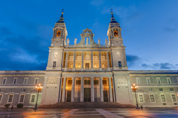 Fototapeta na wymiar Katedra Almudena w Madrycie, w Hiszpanii.
