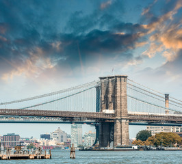 Fototapeta na wymiar Sunset above magnificent Brooklyn Bridge