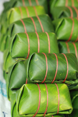 Obraz premium Sour pork wrapped in banana leaves in the market.