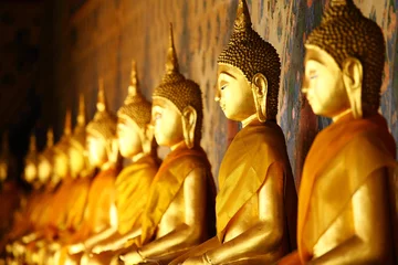 Deurstickers Gouden Boeddha in tempel © leungchopan