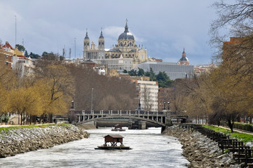 Obraz premium Rzeka Manzanares, w tle katedra Almudena, Madryt
