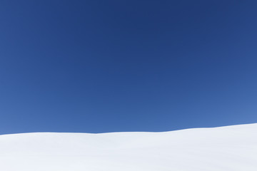 neige sur fond de ciel bleu