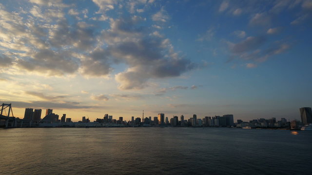 東京湾の夕暮れ 東京タワーと都心の高層ビルを望む（タイムラプス）