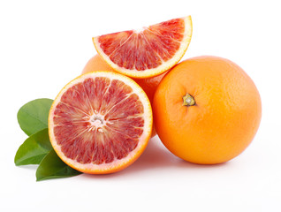 arance tarocco siciliane isolate su sfondo bianco