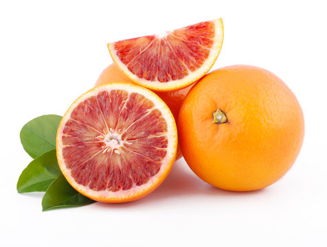 arance tarocco siciliane isolate su sfondo bianco