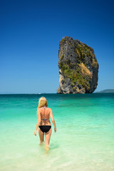 Fototapeta na wymiar young white girl in the beautiful beach in Thailand