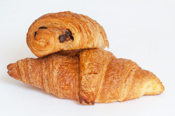 Croissant et pain au chocolat sur fond blanc
