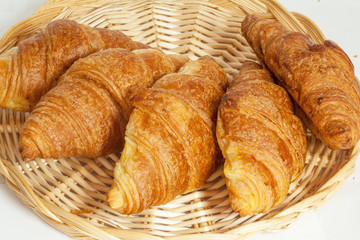 Croissants et pains au chocolat dans une corbeille 