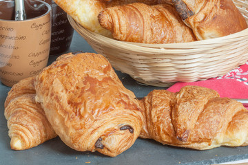Croissants et pain au chocolat sur ardoise