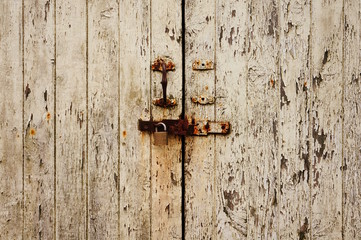 Hintergrund marodes Tor mit Vorhängeschloss