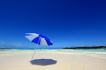 野甫島の美しい珊瑚の海と夏空