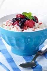 Cottage cheese with raspberries and blueberries