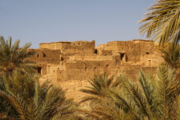 village en pierre au pied du désert Sahara
