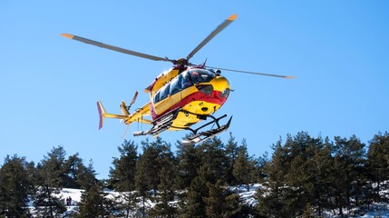 Fototapeta na wymiar Ratowanie ludzi helikopterem