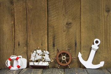 Maritime Dekoration auf Holz Hintergrund mit Anker und Schiff