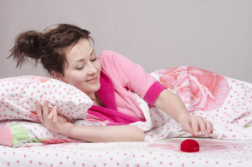 Девушке в постели неожиданно подарили кольцо © madhourse