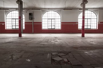 Photo sur Plexiglas Bâtiment industriel an old empty industrial warehouse interior