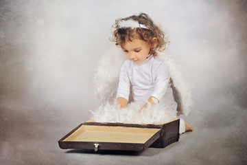 enfant ange avec valise