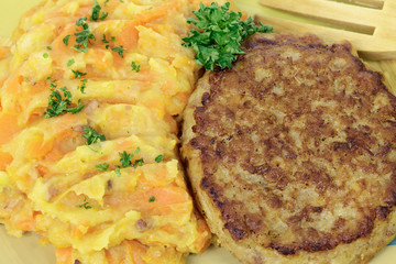 Frikadelle mit Möhrengemüse