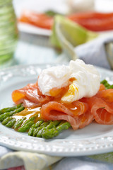 Poached egg with salmon and asparagus