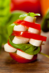 mozarella teller auf dem tisch