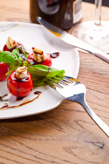 mozarella teller auf dem tisch