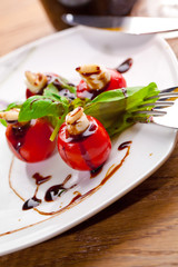 mozarella teller auf dem tisch