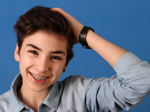 Teenager mit Zahnspange