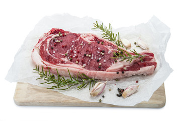 Chuletón de ternera aislado sobre fondo blanco