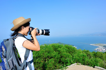 Obraz premium woman photograher taking photo outdor