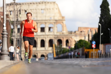 Obraz premium Biegnący biegacz koło Koloseum, Rzym, Włochy