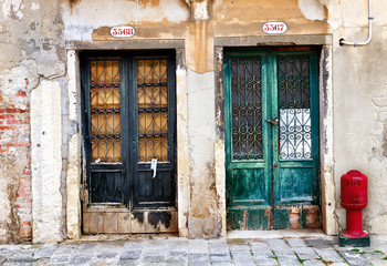 Fototapeta na wymiar Old doors in Venice
