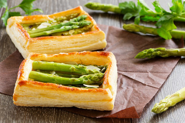 Tart of asparagus and cheese.