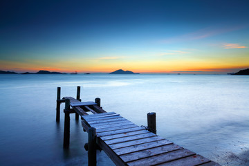 Obraz premium Wooden jetty with sunset