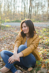 Obraz premium Young beautiful girl on a walk in the country